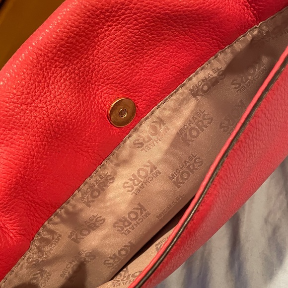 Michael Kors Coral Gold Chain Shoulder Bag - Picture 3 of 11